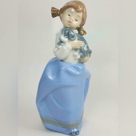 NAO LLADRO Porcelain Figurine #1029 "GIRL WITH SLEEPY PUPPY" Retired - Picture 1 of 6